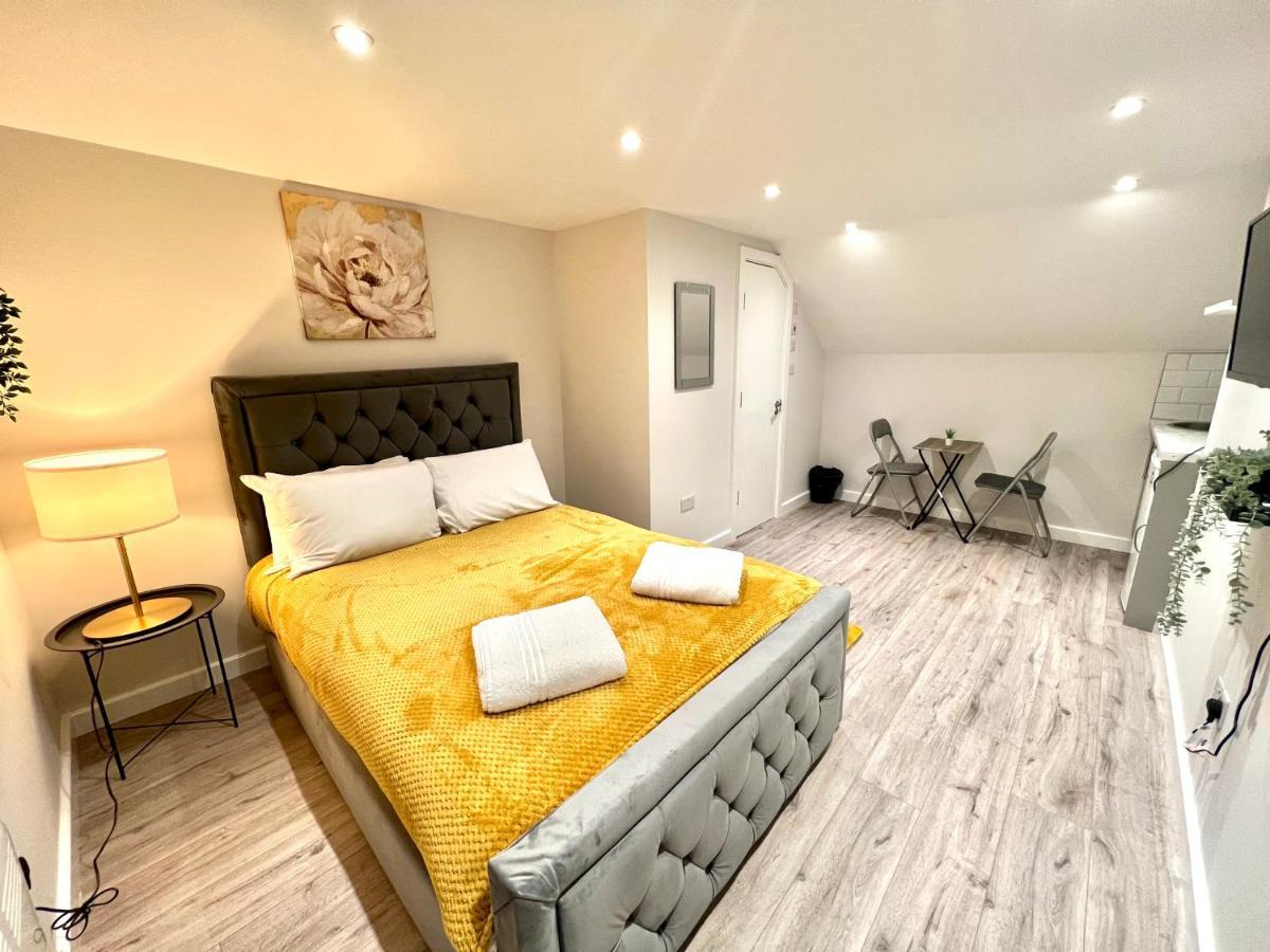Golden Residences - Oakway Feltham Exterior photo