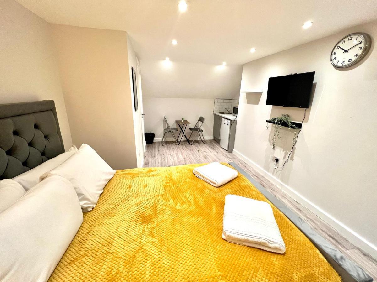 Golden Residences - Oakway Feltham Exterior photo